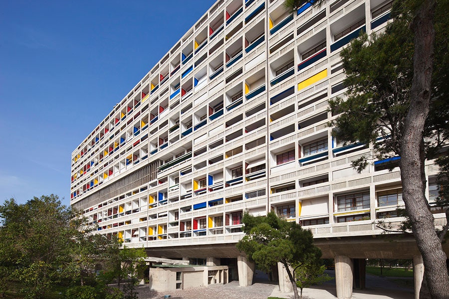 ยุคที่นักออกแบบคำนึงถึงอรรถประโยชน์สูงสุด งานดีไซน์จึงเน้นความคุ้มค่าในทุกด้านตั้งแต่ในกระดาษไปจนการเลือกวัสดุจบงาน “Le Corbusier” (กอร์บูซีเย)